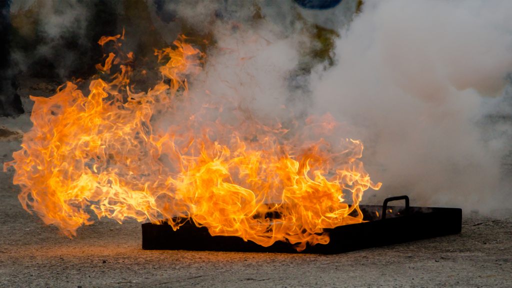 bac à feu ou générateur de flamme utilisé pour simuler des départs de feu de manière contrôlée et réaliste.