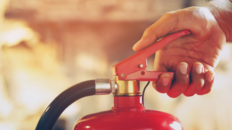 manipulation d'un extincteur pour la sécurité incendie