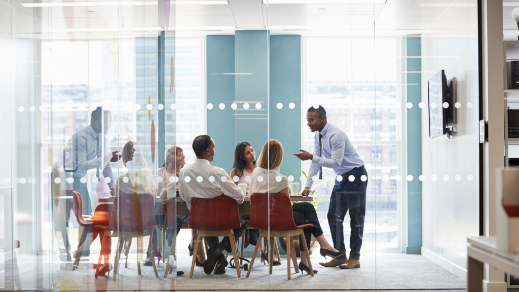 une réunion d'équipe professionnelle dans une salle de conférence moderne avec des cloisons en verre