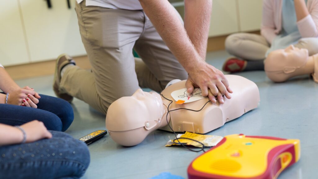 Formation aux premiers secours, notamment la réanimation cardio-pulmonaire