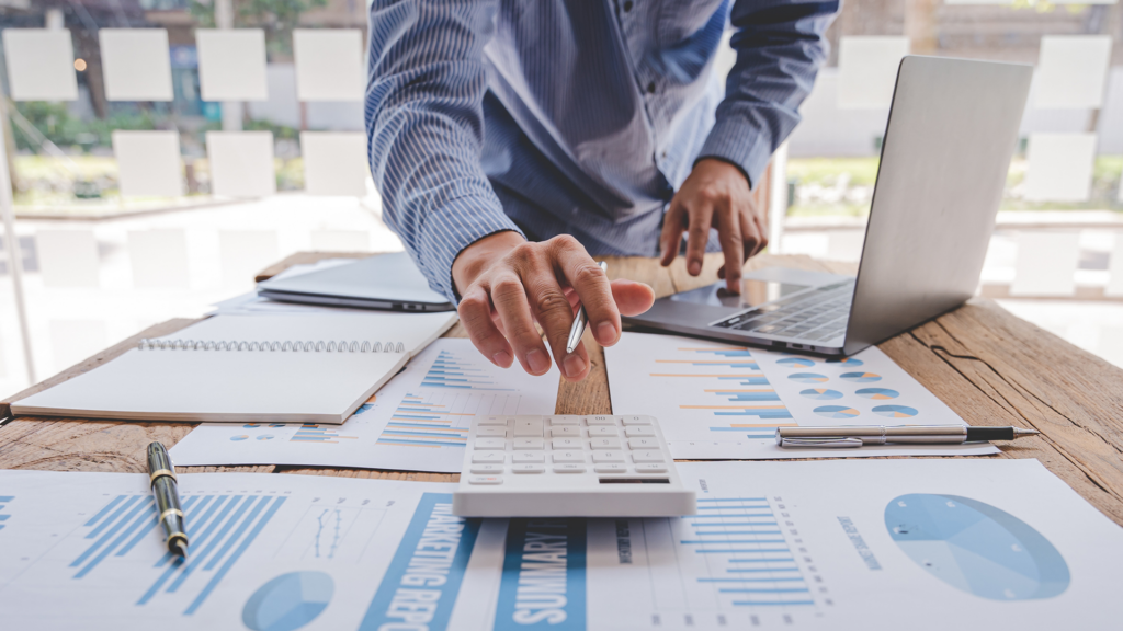 un professionnel analysant des données financières, un processus essentiel pour la gestion d'entreprise.