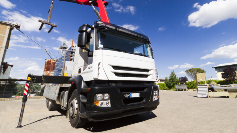 camion-grue équipé d'une grue auxiliaire de chargement