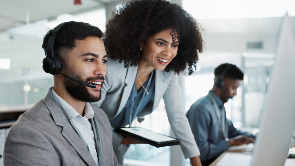 professionnels travaillant dans un environnement de centre d'appels ou de service client