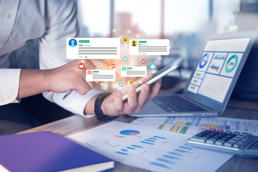 n professionnel utilisant une tablette numérique pour analyser des données marketing et gérer des interactions sur les réseaux sociaux.